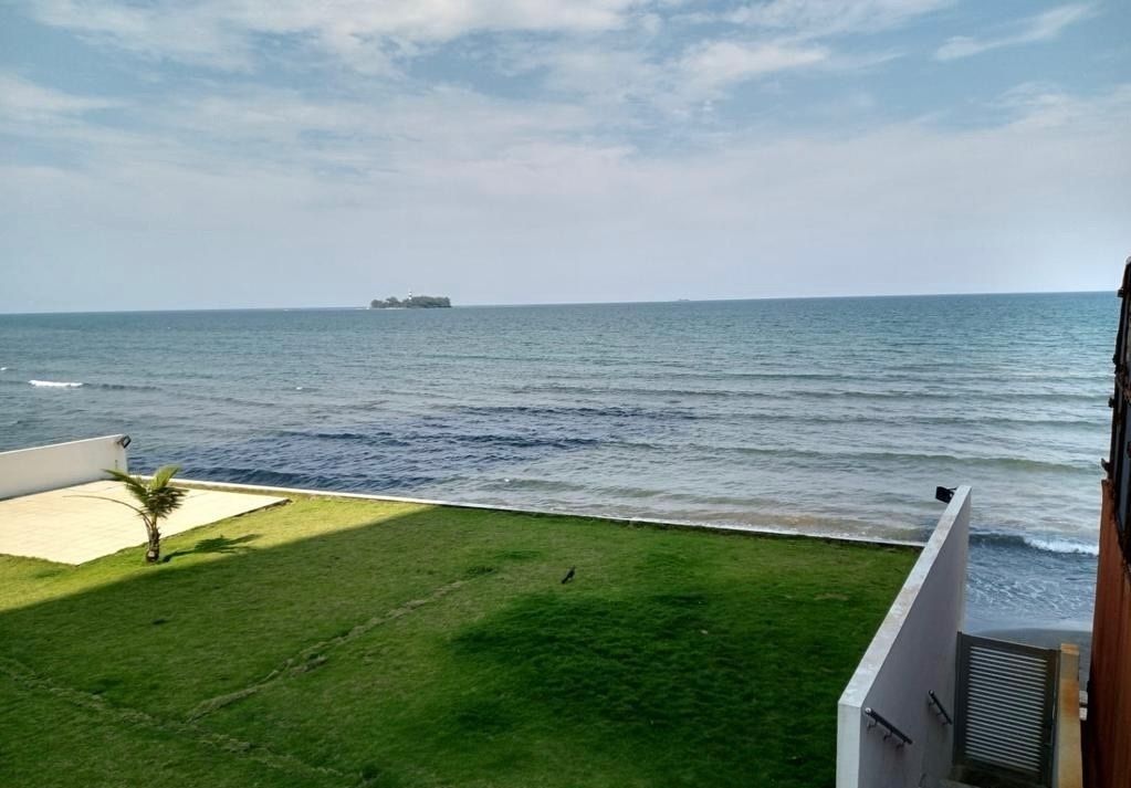 14 of 21: Jardín y acceso a la playa