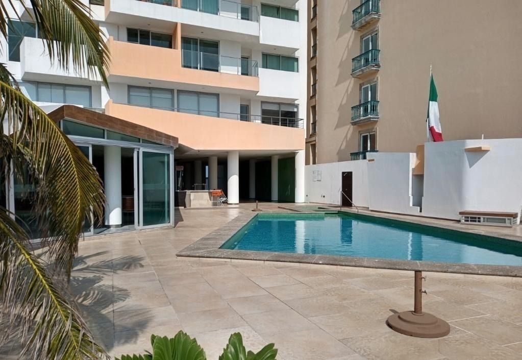 16 of 21: Alberca con vista la Blvd