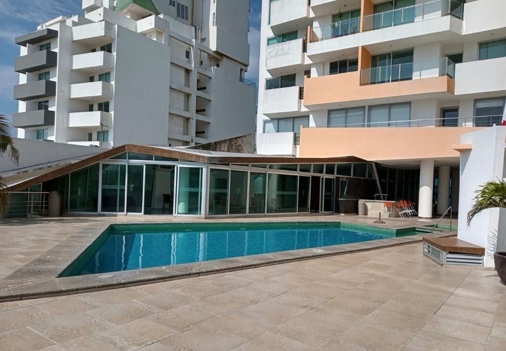 18 of 21: Alberca con salón