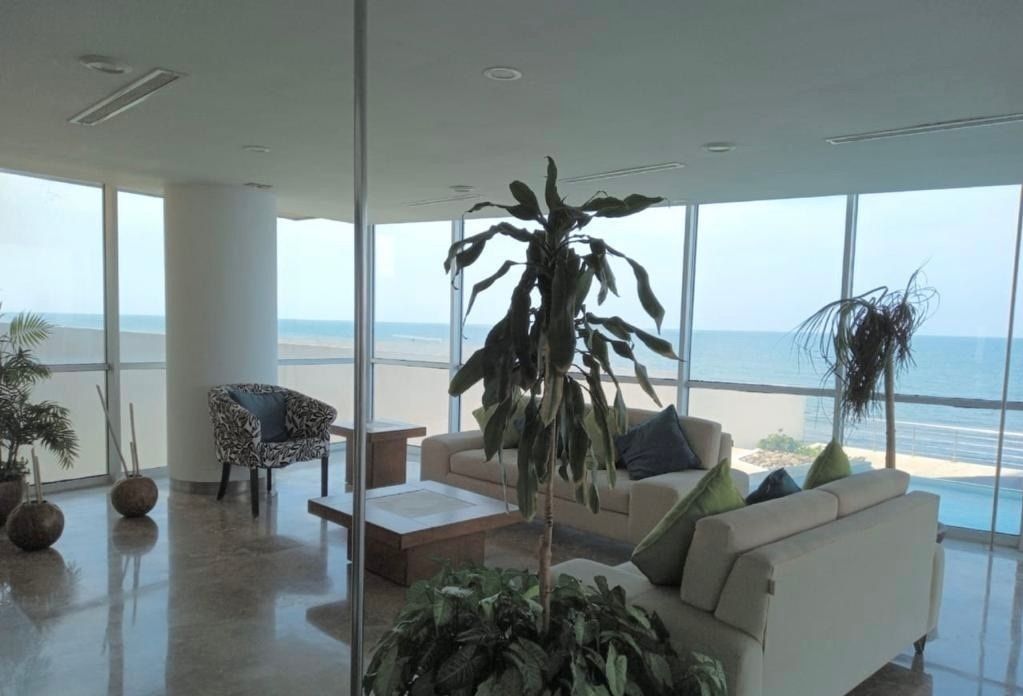 19 of 21: Sala común con vista al mar