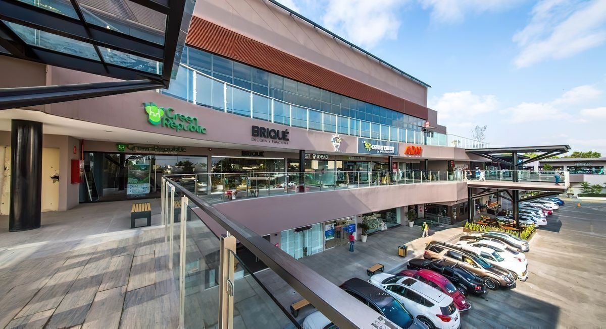 3 of 15: Local comercial en plaza DLucca Valle Real Zapopan.