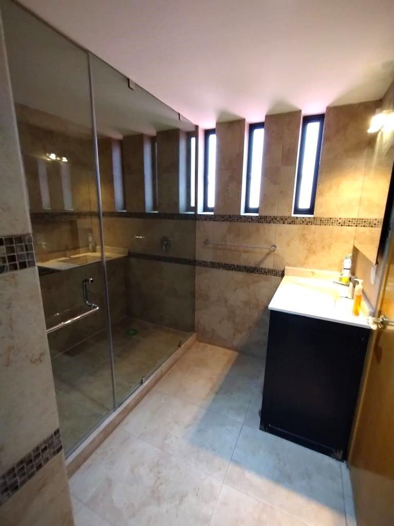 9 de 21: Cristal templado en baño.