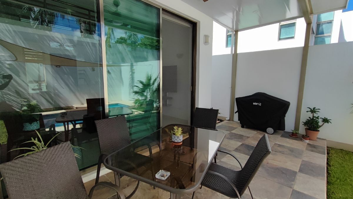 32 de 33: *Muebles y accesorios no incluidos