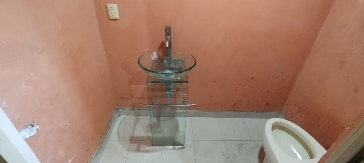 6 de 13: Medio Baño en 
planta Baja.