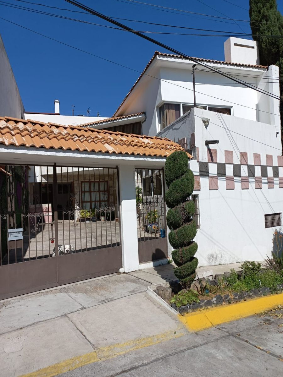 1 de 21: Fachada de la casa en calle cerrada seguridad 24 hrs.