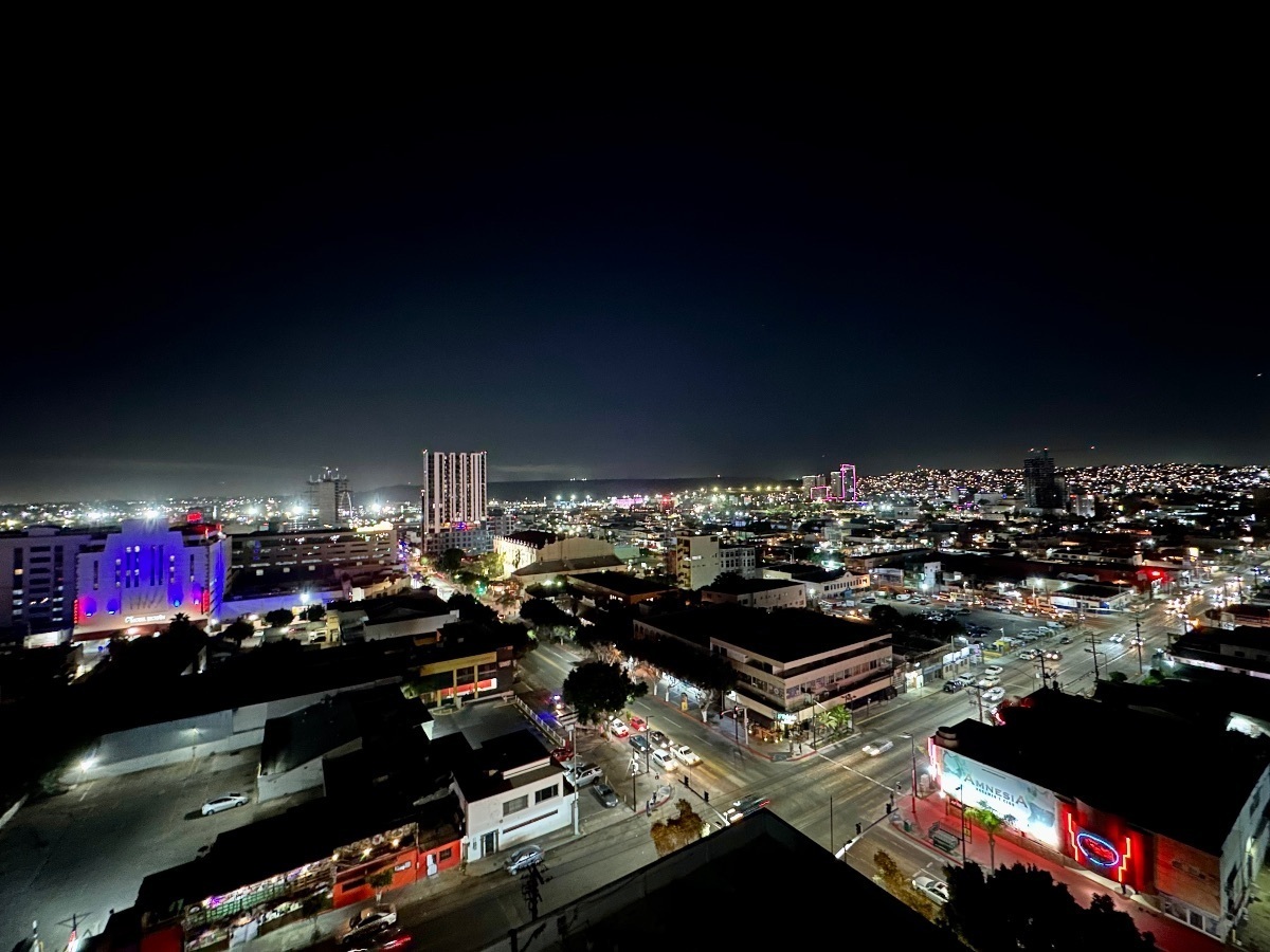 20 de 28: Vista de noche de la ciudad