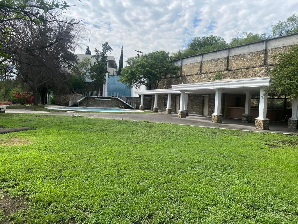 2 de 8: JARDIN Y ALBERCA