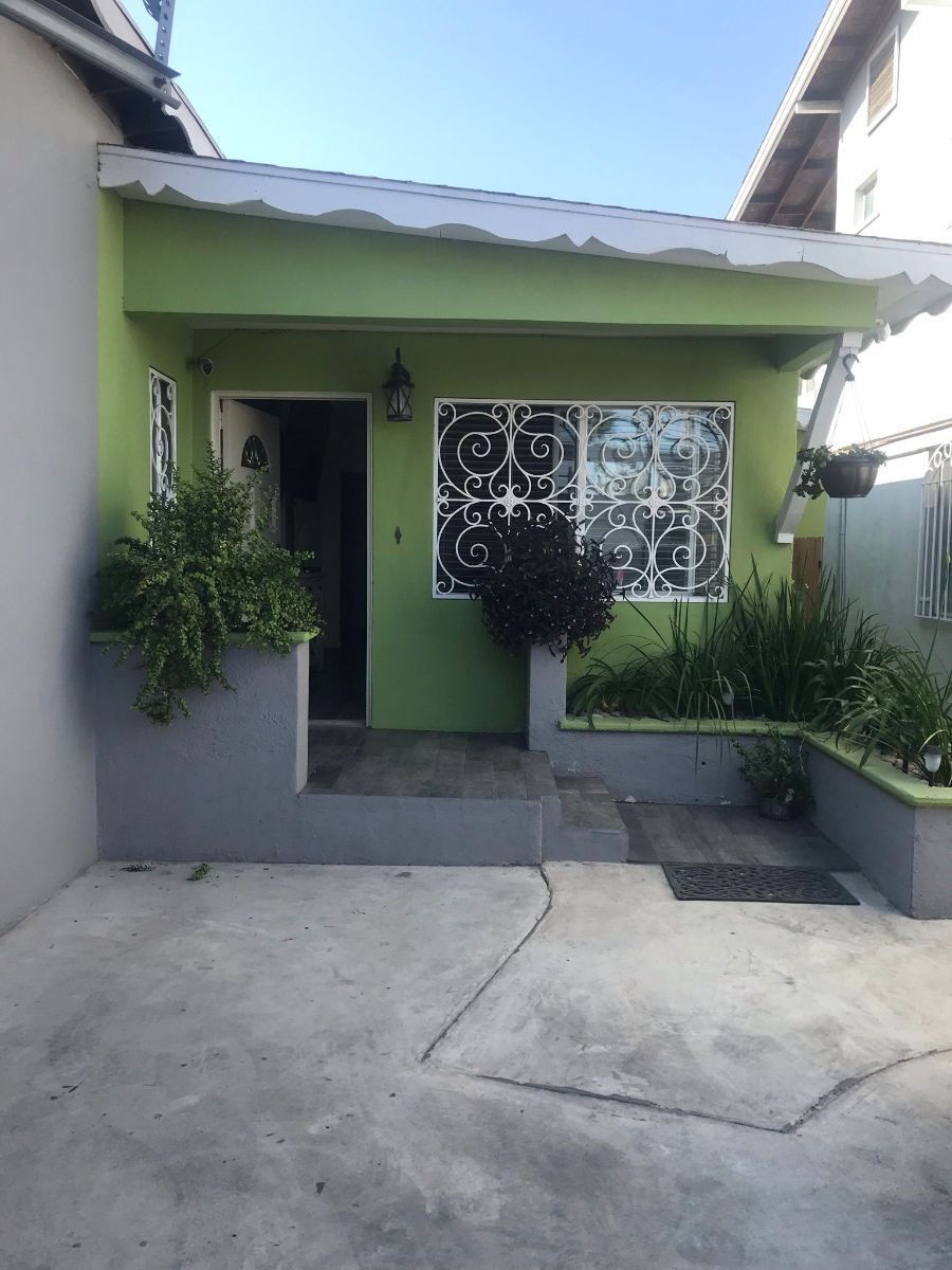 3 of 10: fachada casa 1