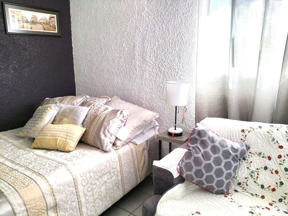4 de 13: Cama en recámara.