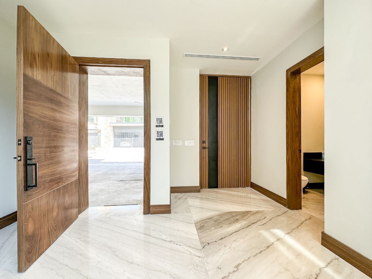 4 de 43: Acceso a cochera y baño de visitas