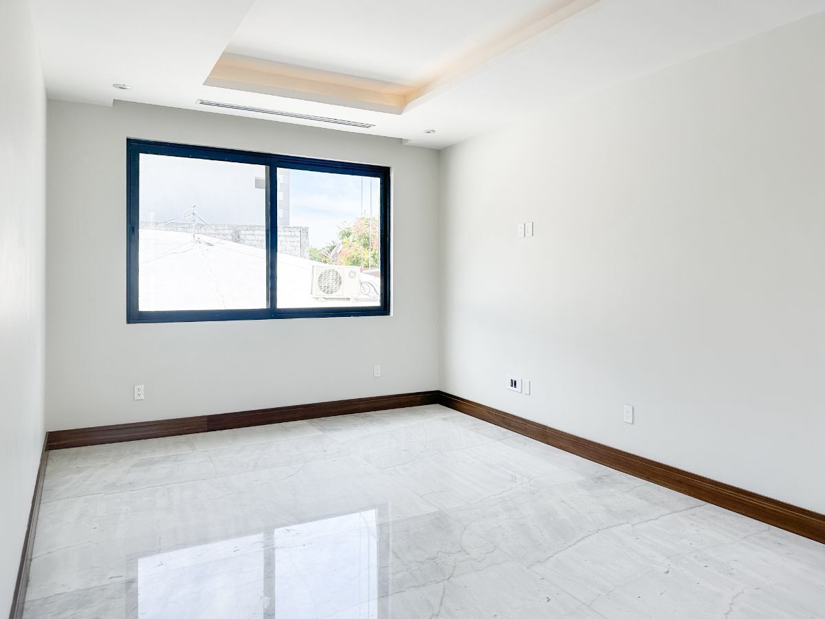 29 de 43: Sala de TV en planta alta: Cine en casa acogedor.