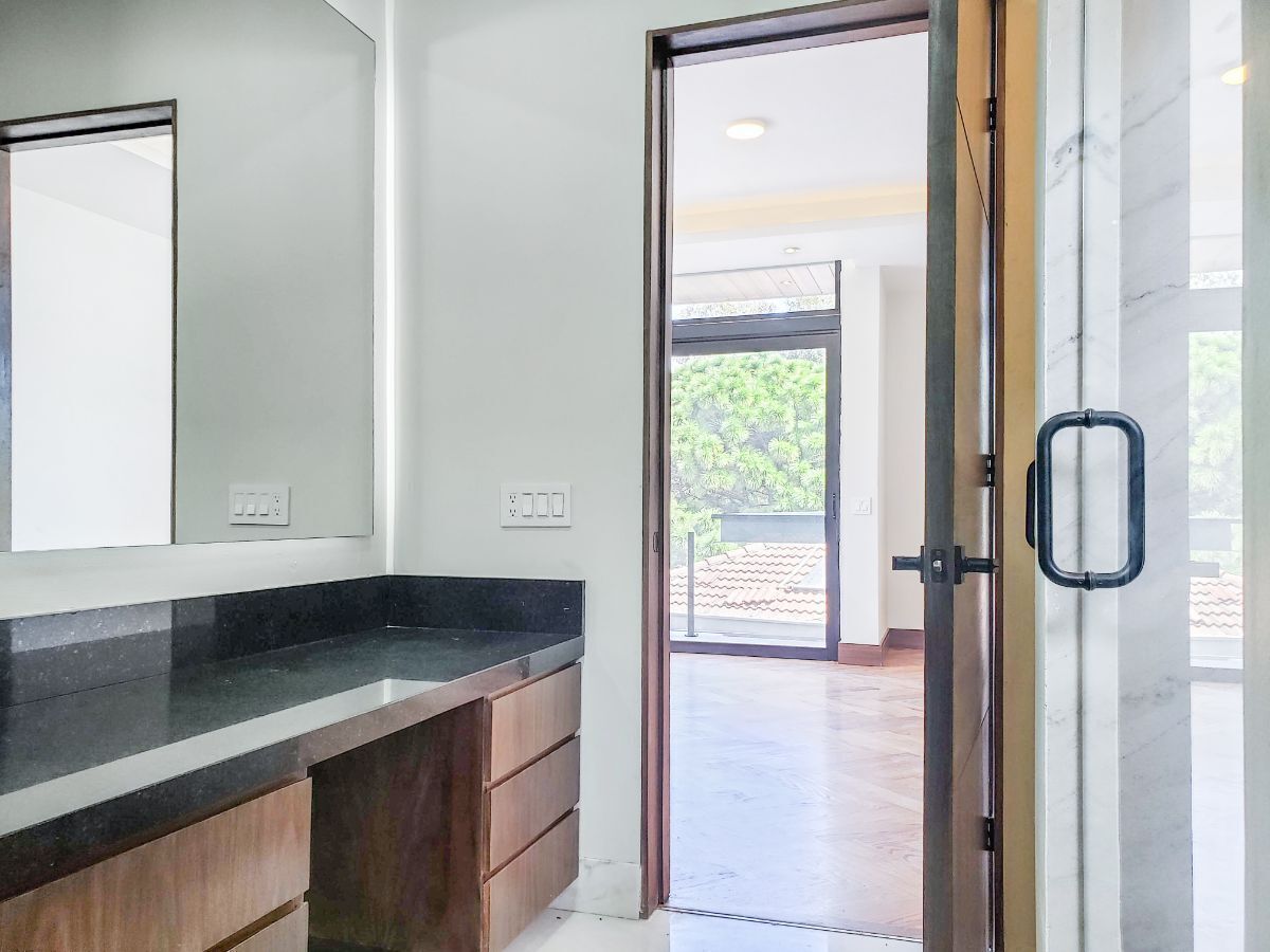 36 de 43: Tocador de baño principal