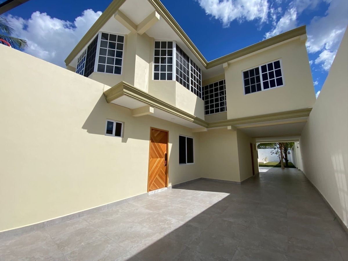 House with large land and pool, near UpTown Plaza and Altabrisa, photo 1 of 28