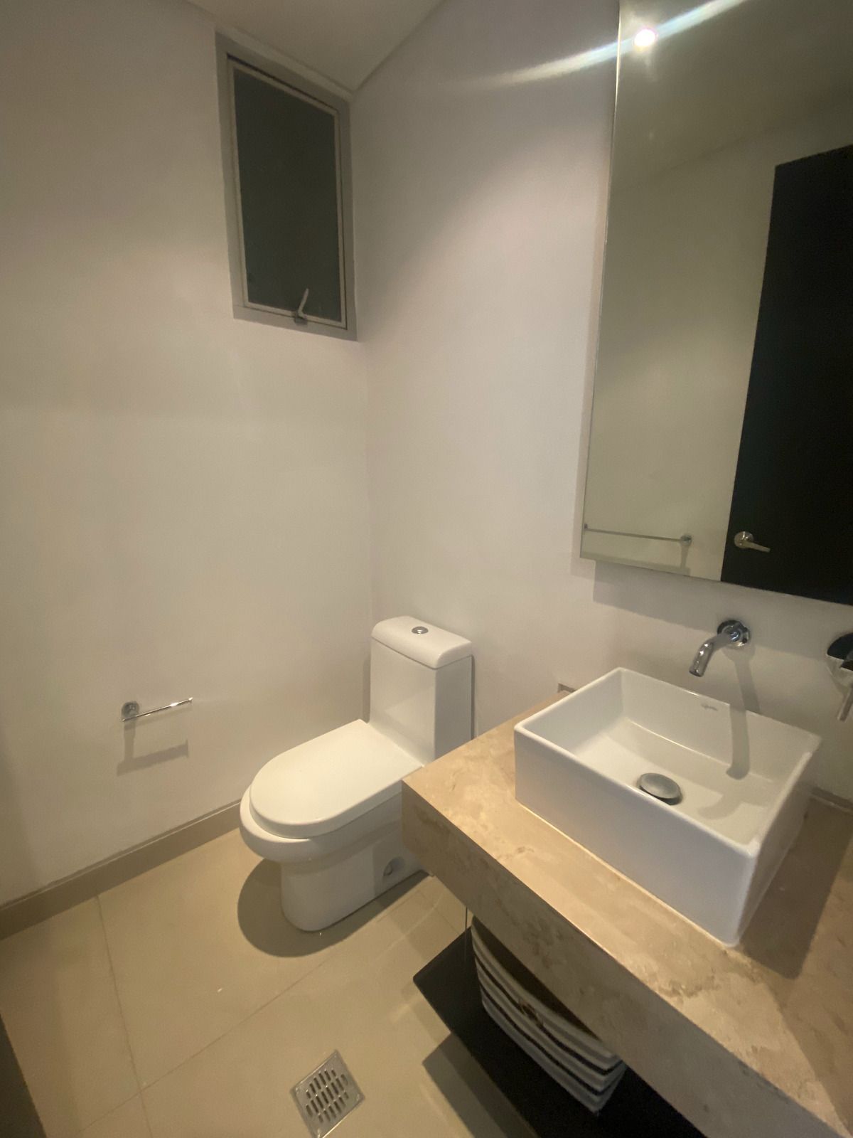 11 de 24: Medio baño de visitas