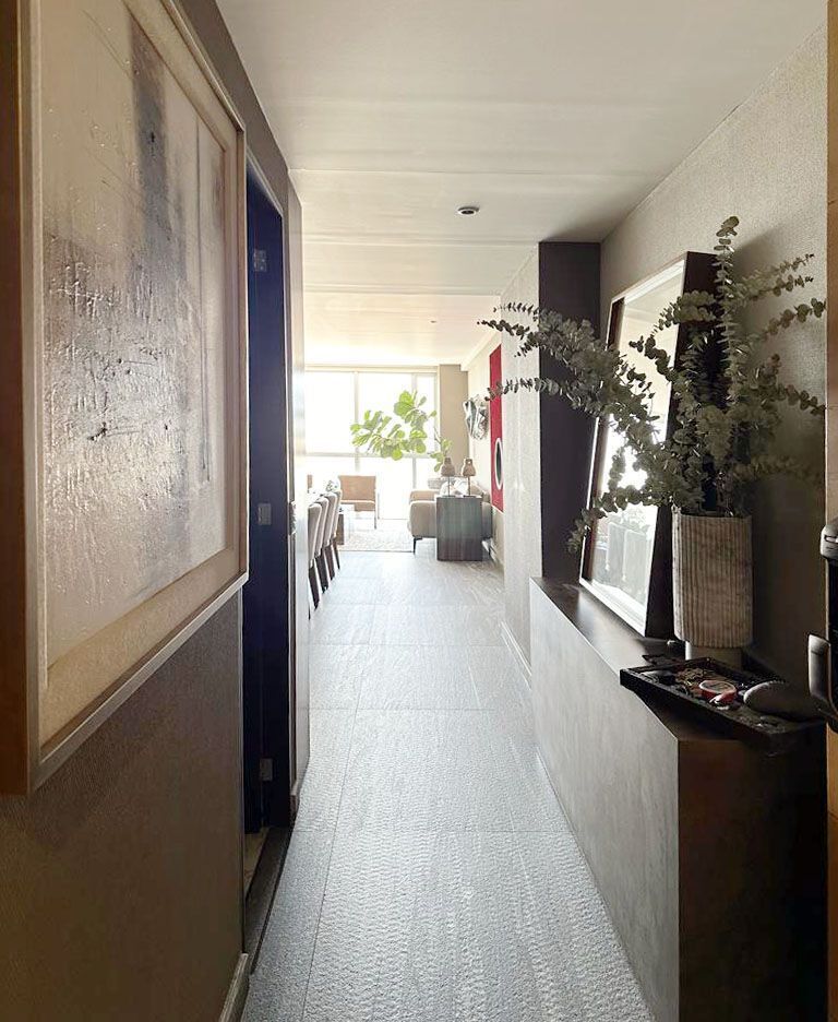 3 of 20: Pasillo entrada