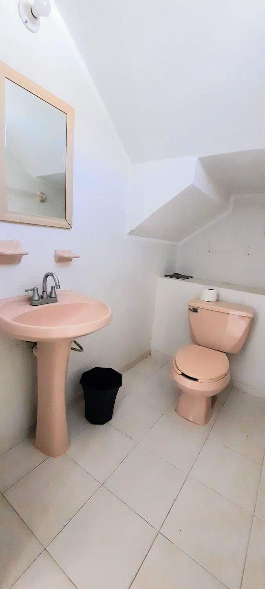 14 de 23: Medio baño en primer piso