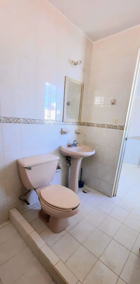 8 de 23: Baño completo en 2° piso