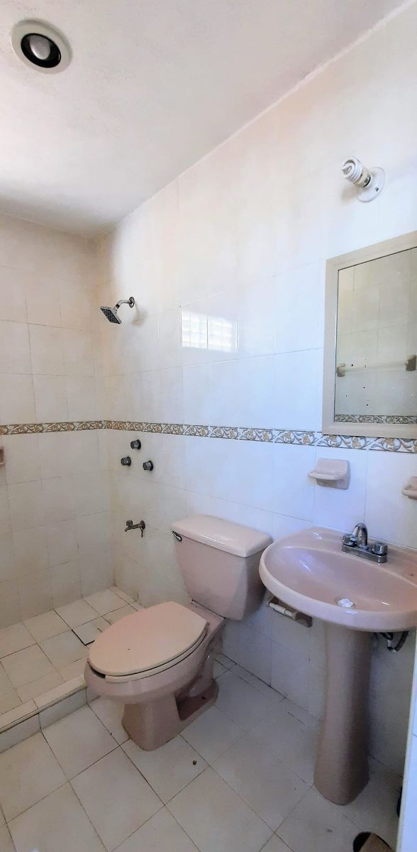 7 de 23: Baño completo en 2° piso