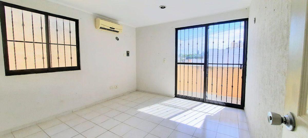 6 de 23: Habitación 2, con balcón