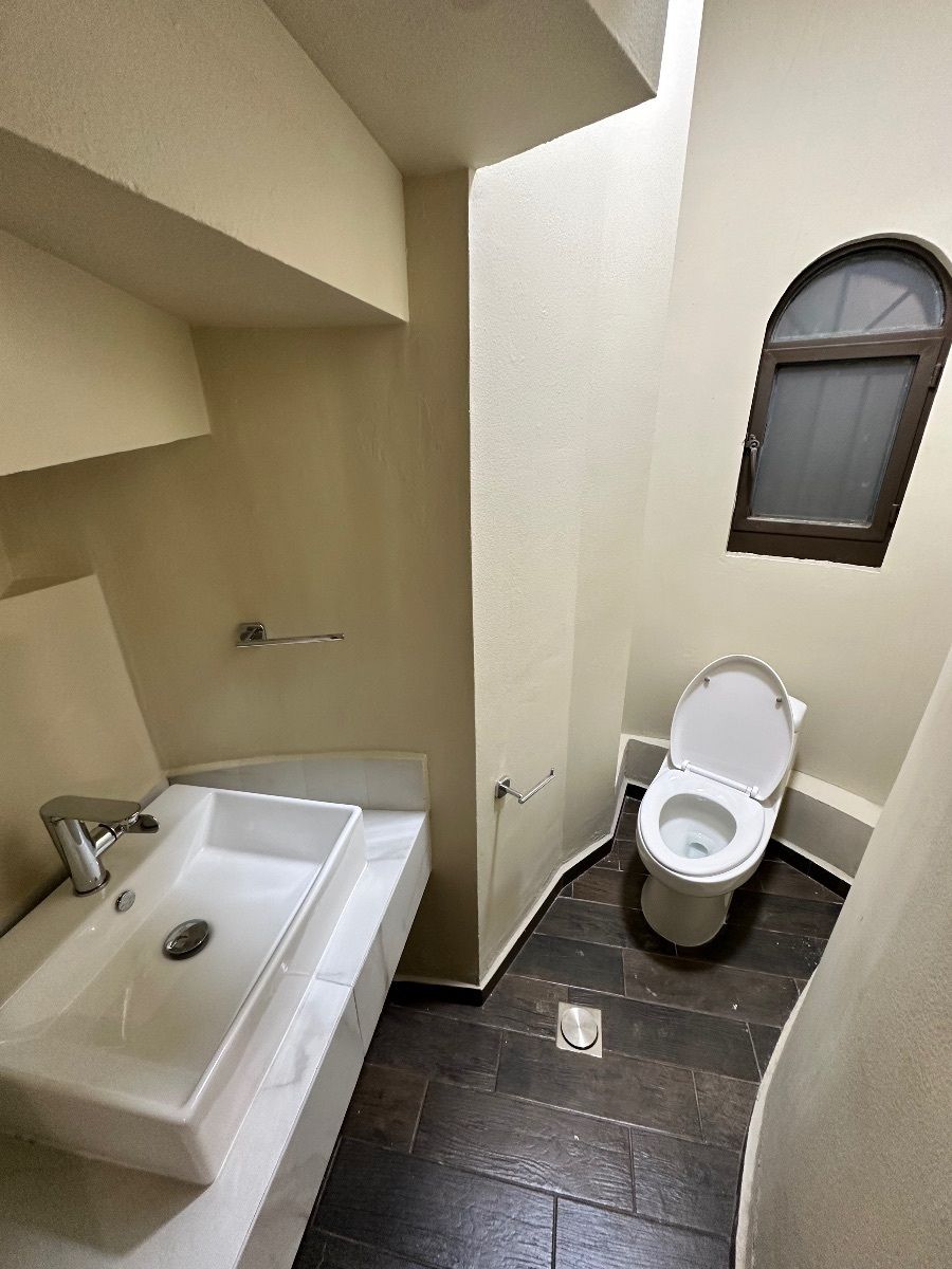 12 of 14: Baño de visitas