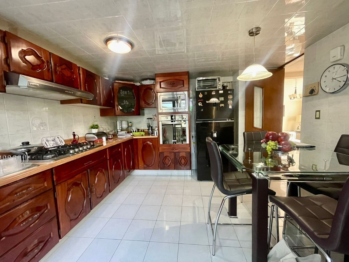 6 de 20: Cocina con espacio para antecomedor.