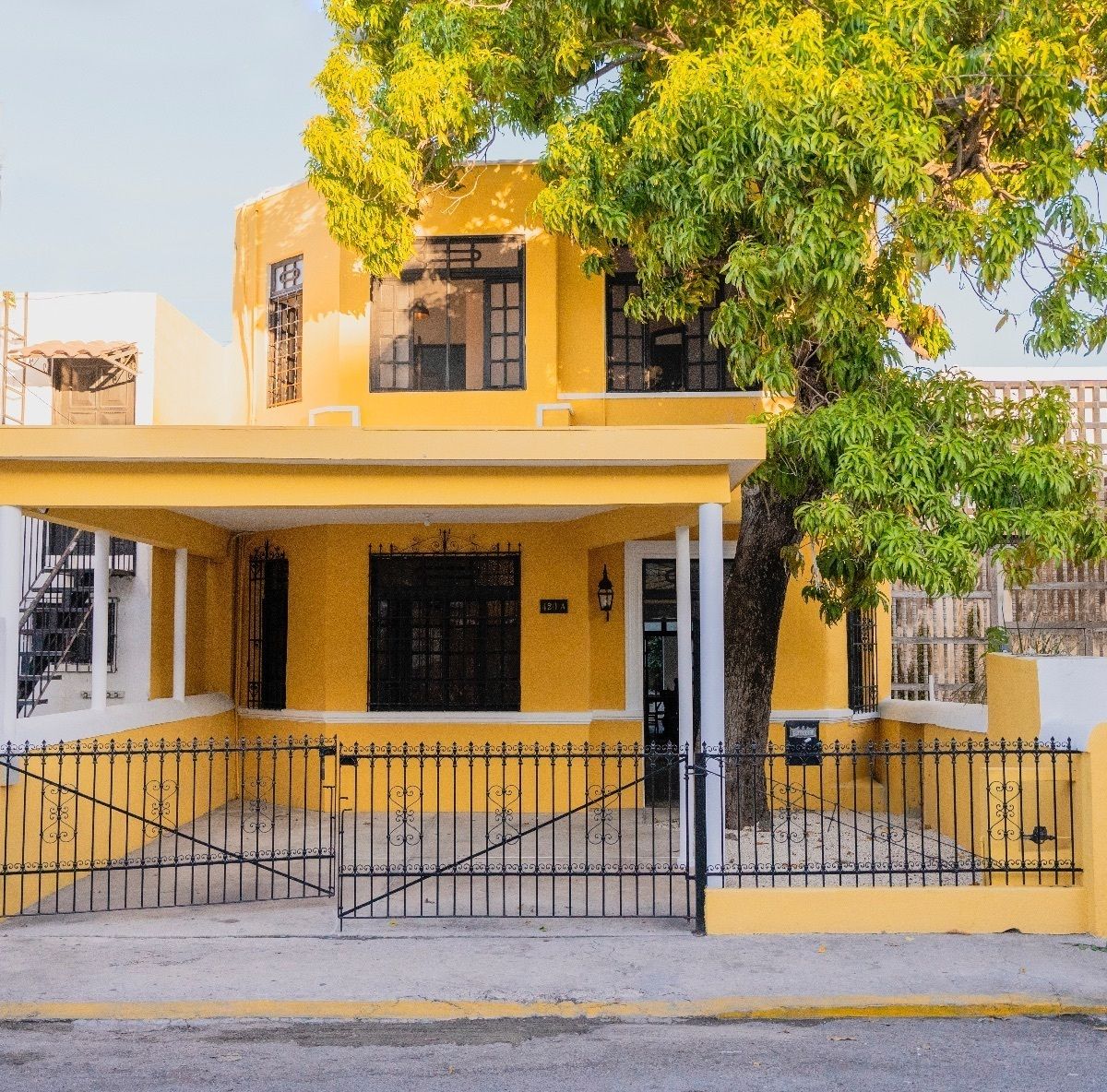 2 of 33: Fachada