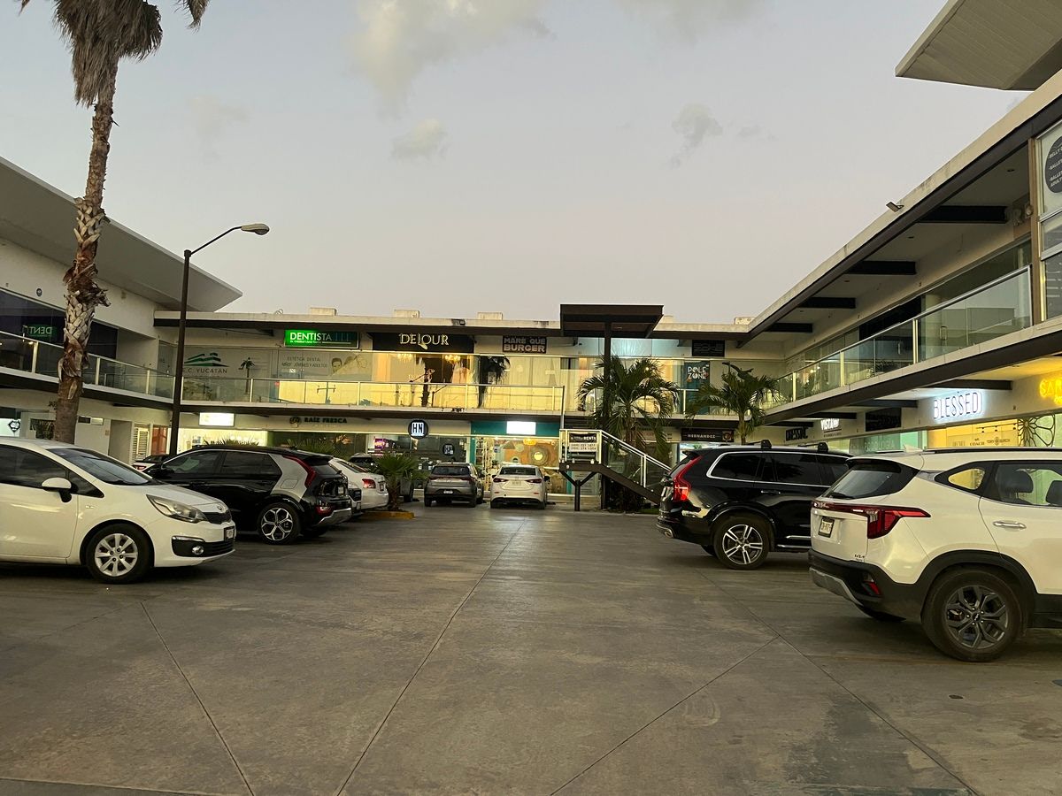 Plaza comercial en zona norte cerca de Altabrisa, foto 1 de 31