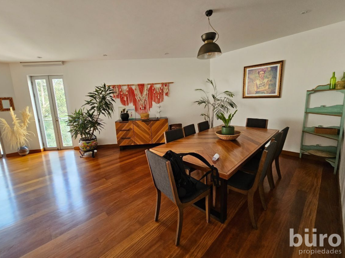 2 de 39: Buen Comedor Principal con Salida a Terraza y conexión Sala