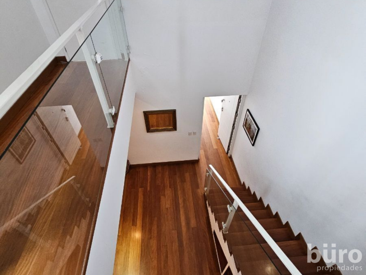 21 de 39: Vista desde el segundo piso del duplex hacia el área familia