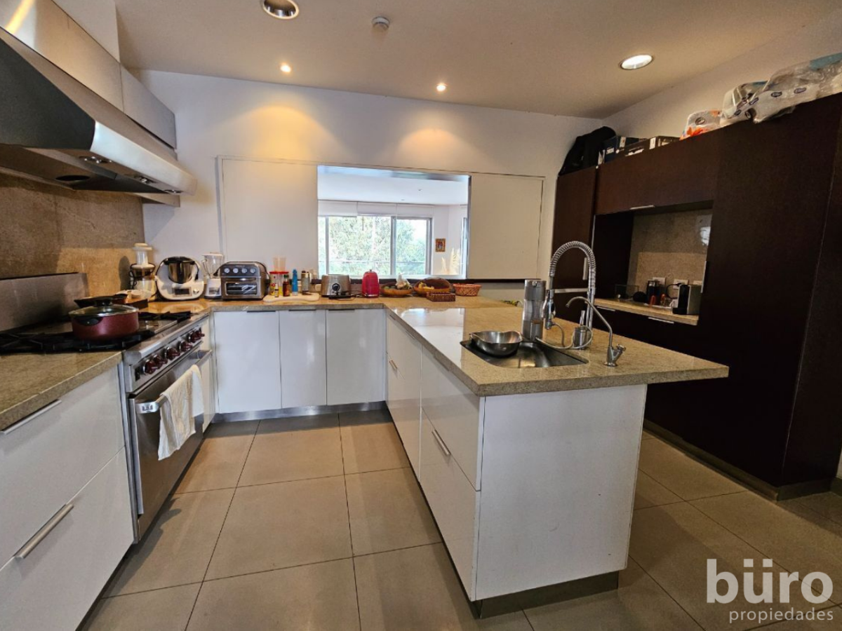 20 de 39: Cocina con cubierta de granito y vista al parque