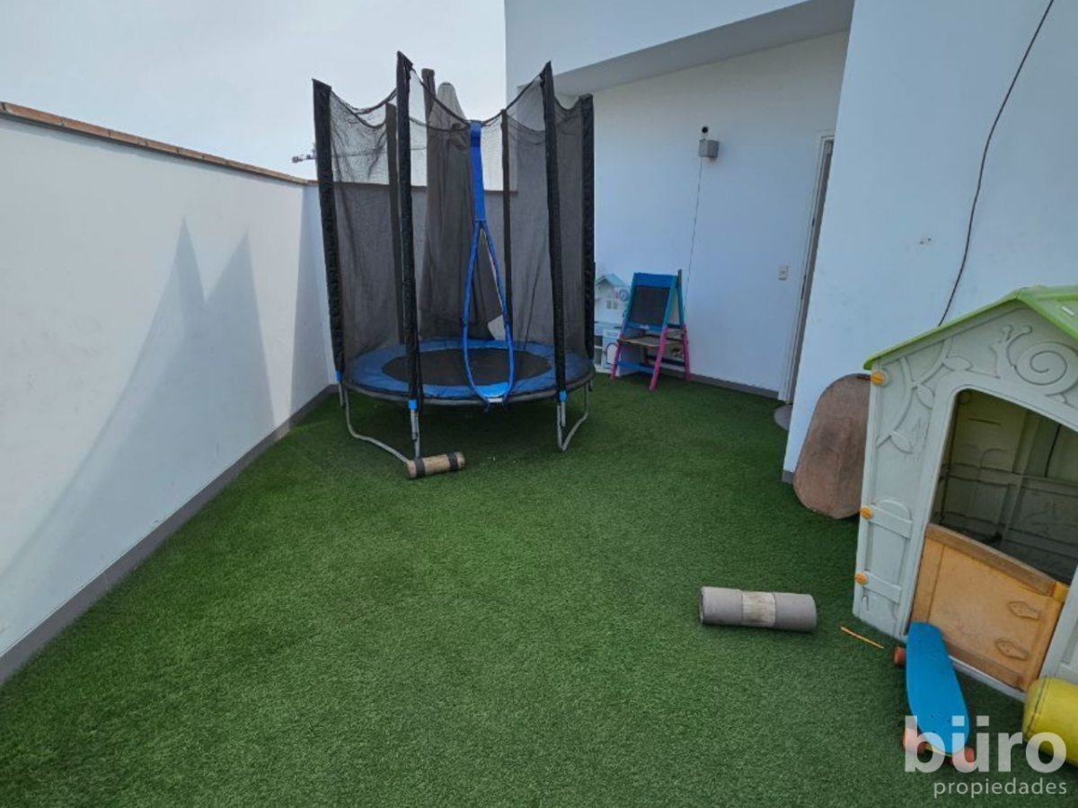 29 de 39: Terraza Privada del Dormitorio Principal con Vista a Parque