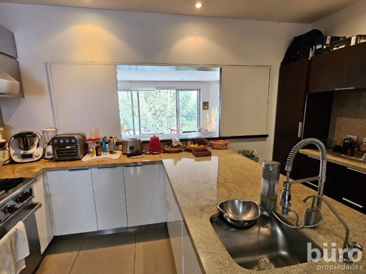 32 de 39: Cocina con cubierta de granito y vista al parque