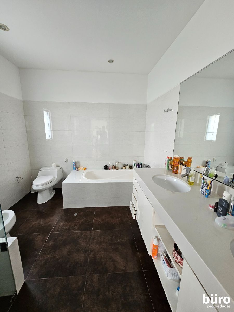 22 de 39: Baño del dormitorio principal con tina