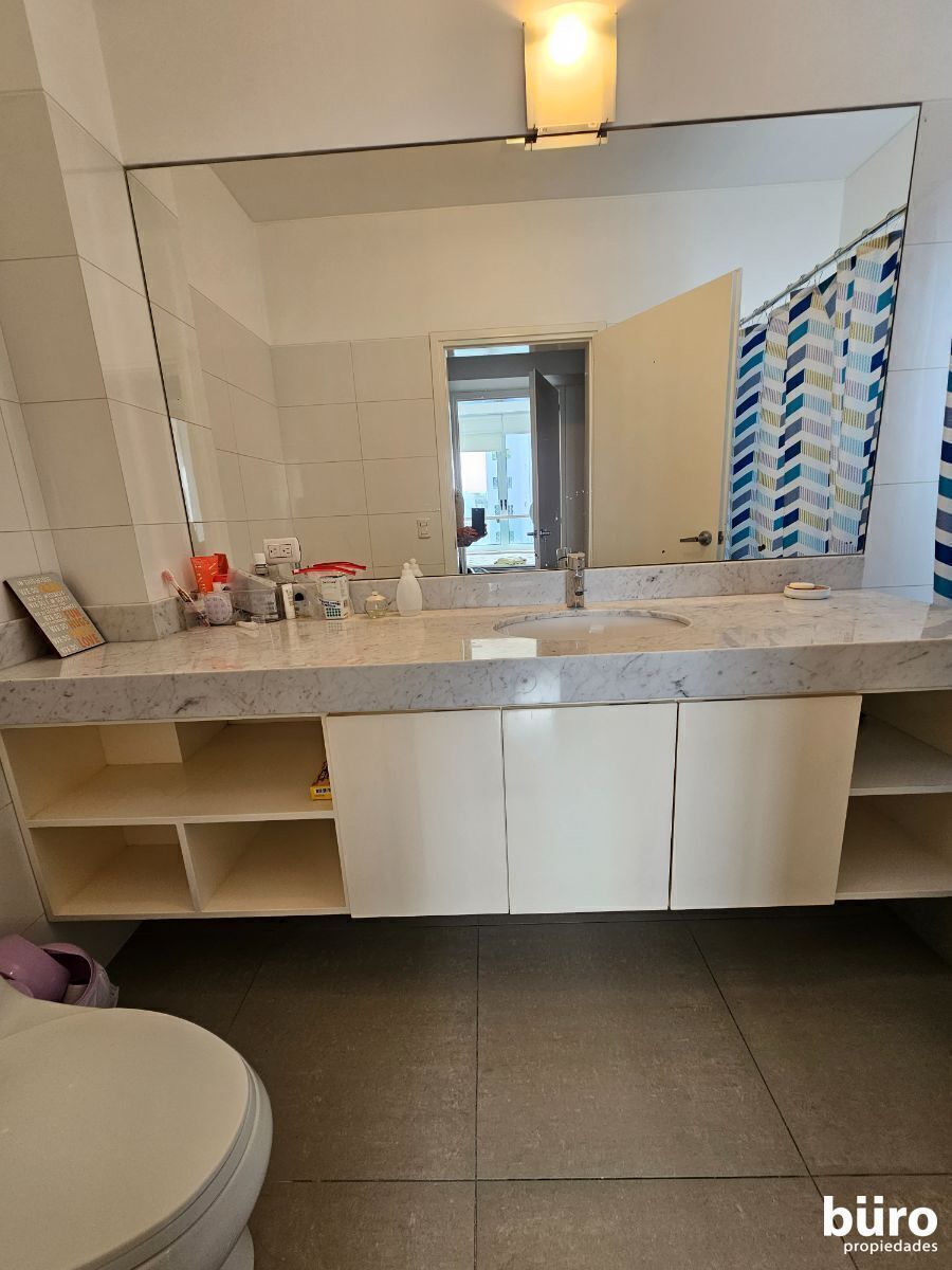 23 de 39: Baño de uno de los dormitorios secundarios