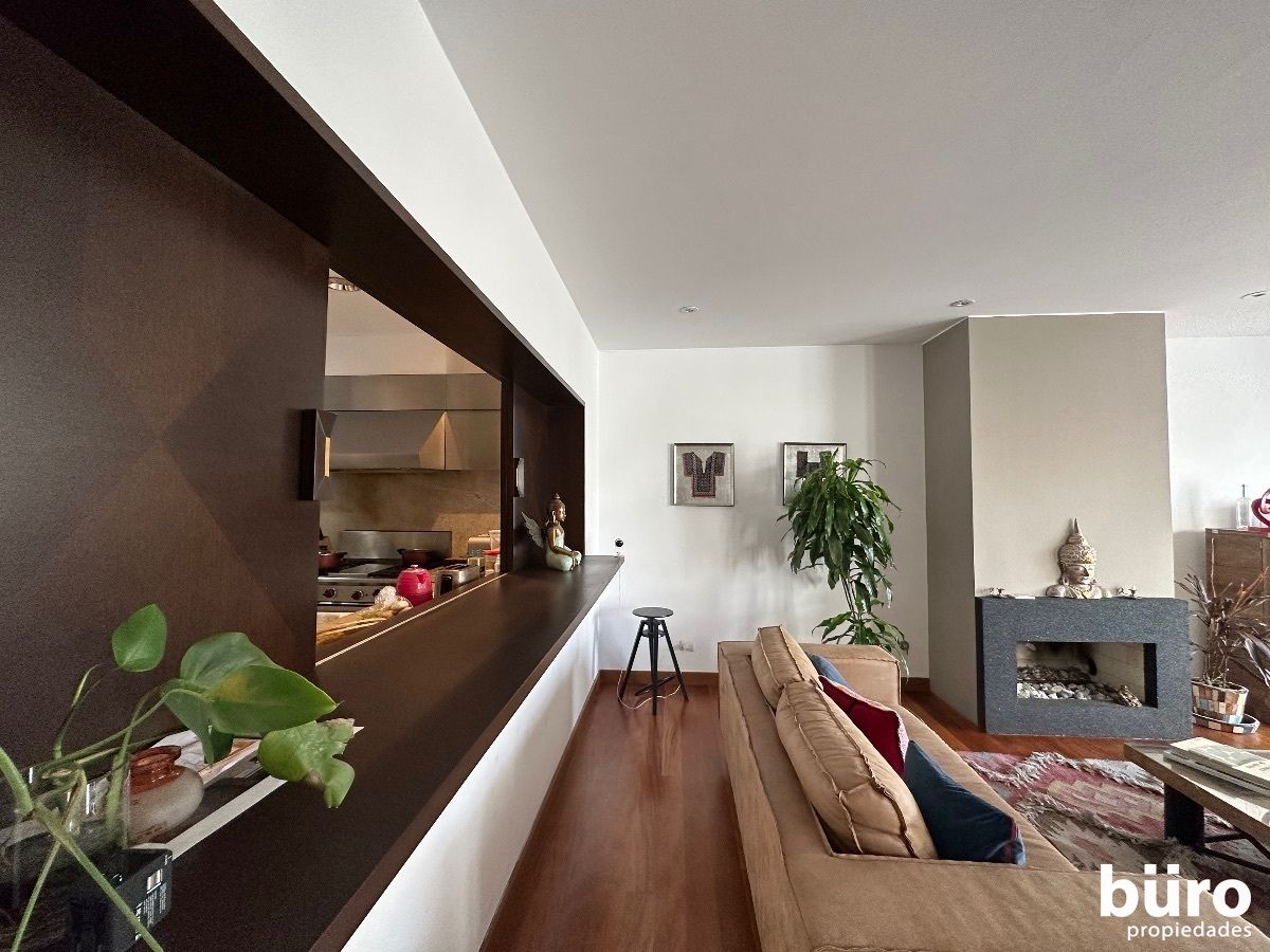 5 de 39: Sala con chimenea y conexión a la cocina