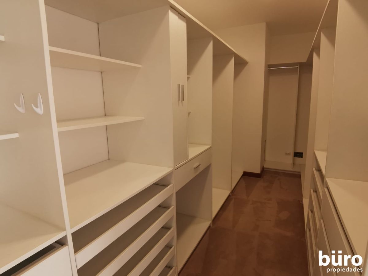 16 de 39: Gran walk in closet en el dormitorio principal