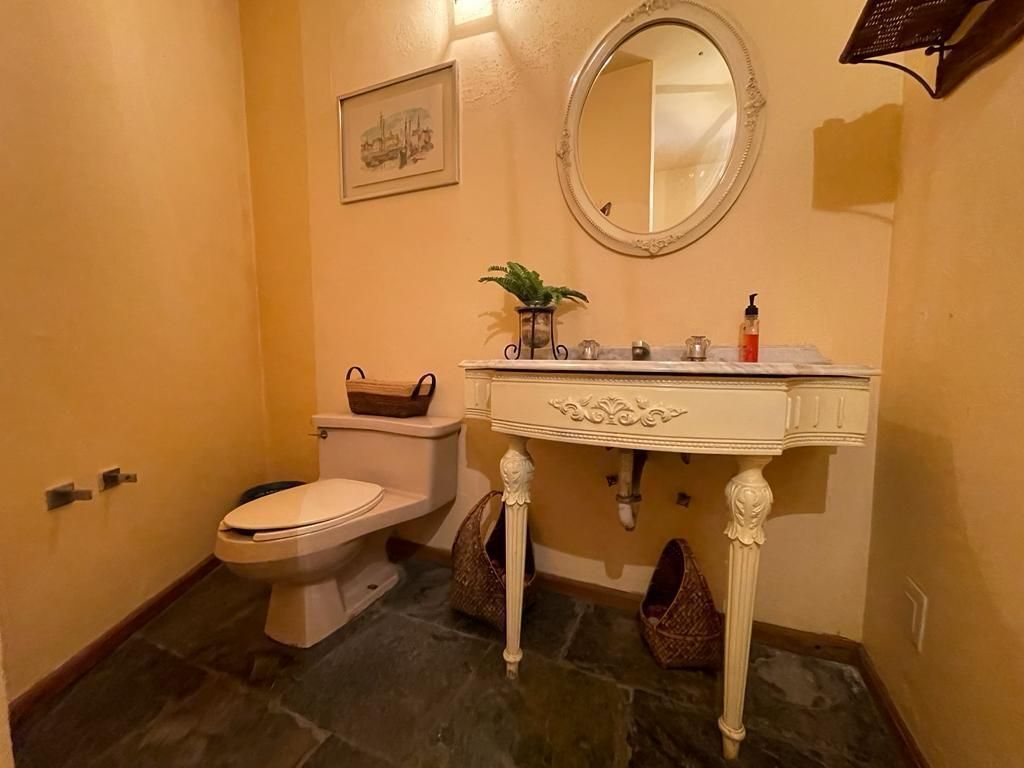 8 de 18: Medio baño en planta baja.