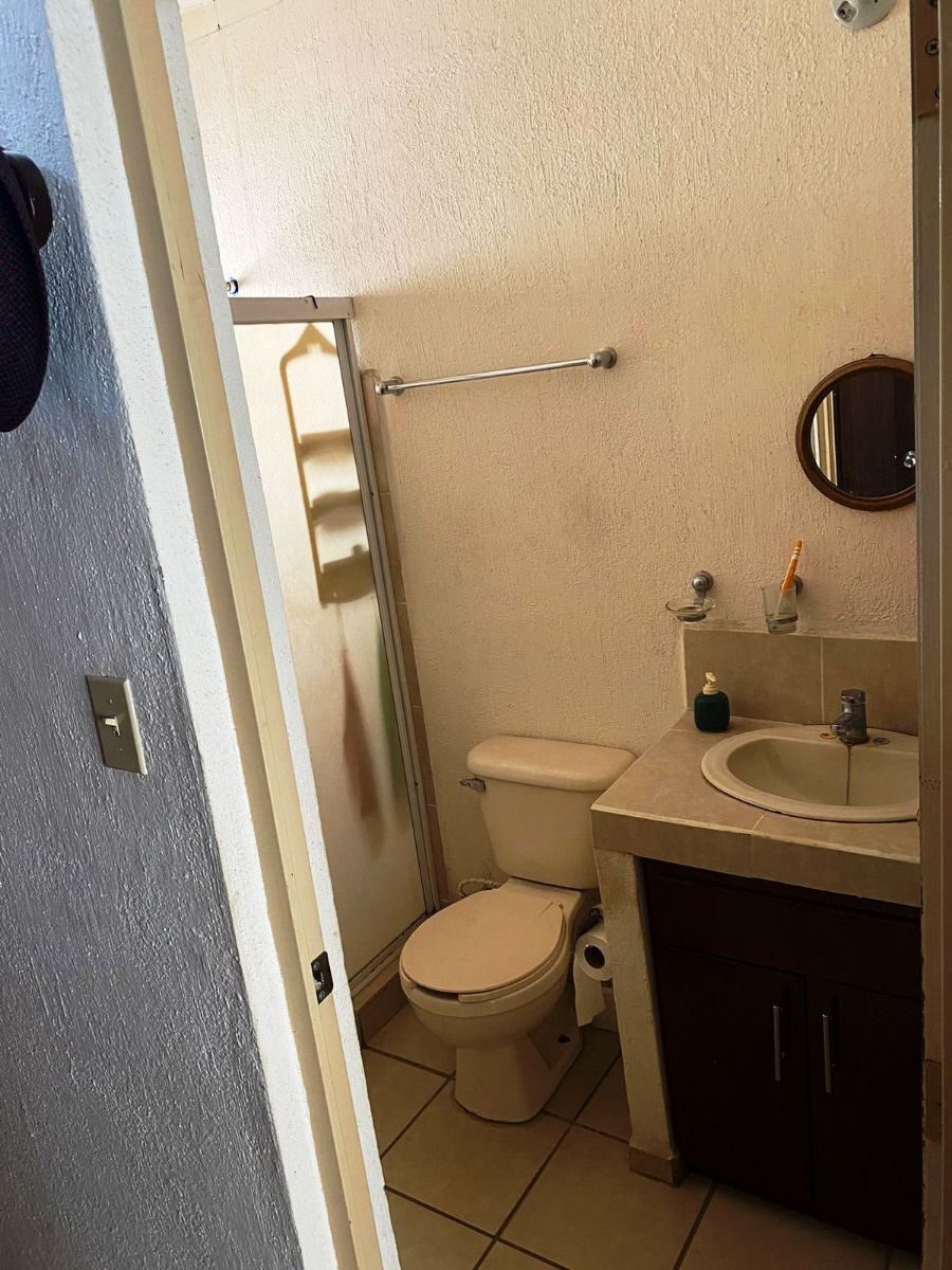 7 de 20: bano completo de recamara principal en planta baja