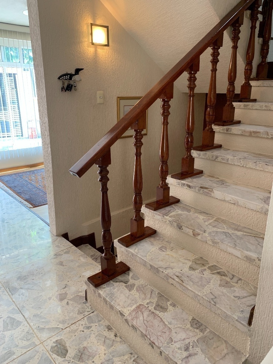 20 de 35: MEDIO BAÑO DETRAS DE ESCALERAS