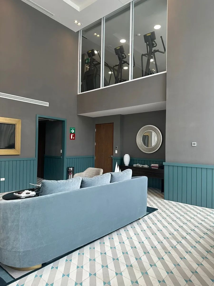 24 de 30: Lounge aledaño a alberca