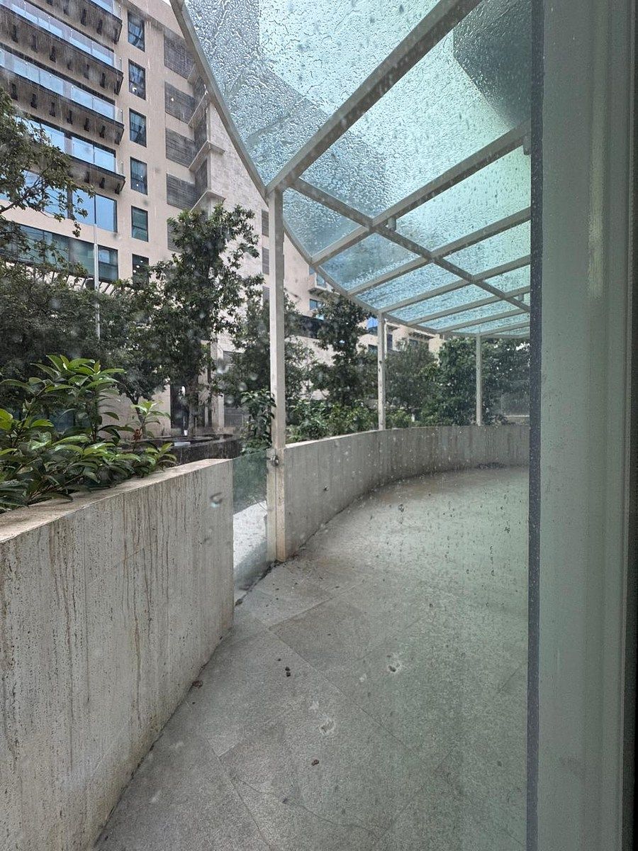 12 de 30: Terraza con pergola y cristal 100% cubierta
