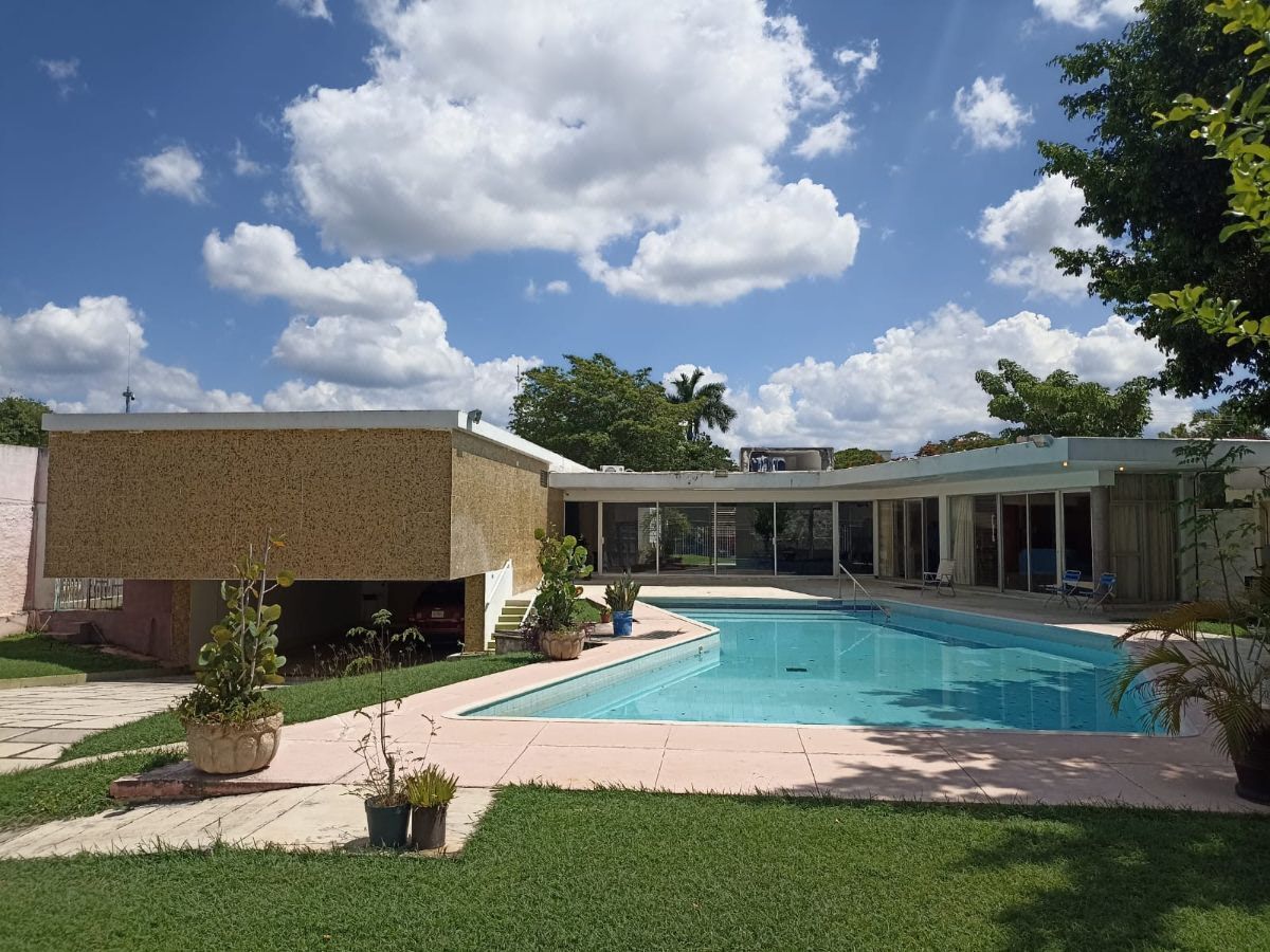 Casa en Esquina con 1405 m2 de Terreno en San Miguel, Merida