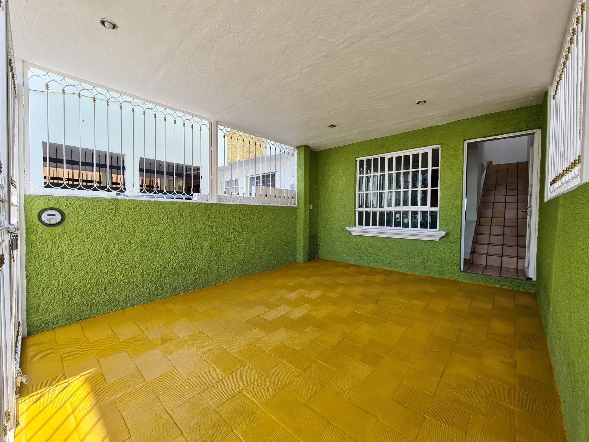 Casa en Parques Tepeyac con 3 recámaras y un estudio con Estacionamiento techado