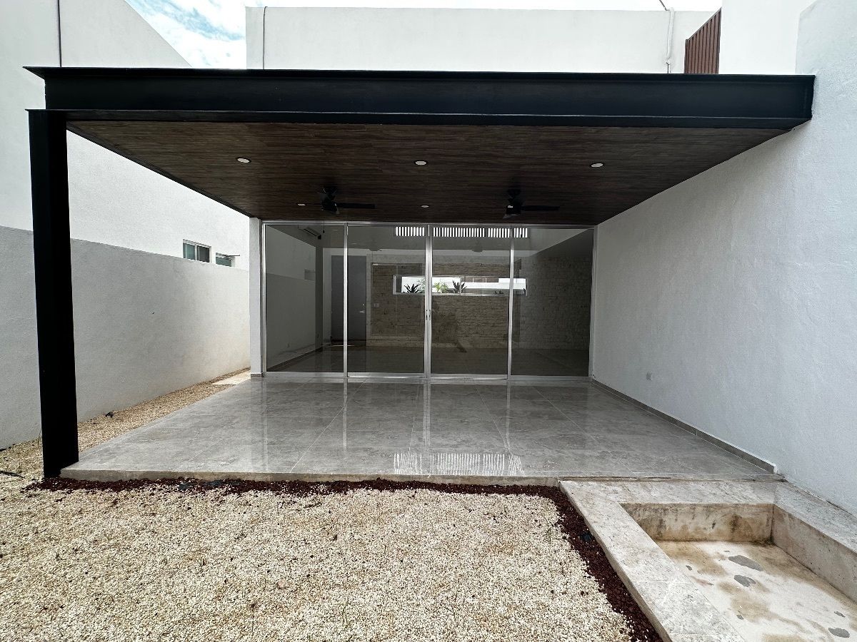 7 de 41: Terraza, jardín central y piscina ;)