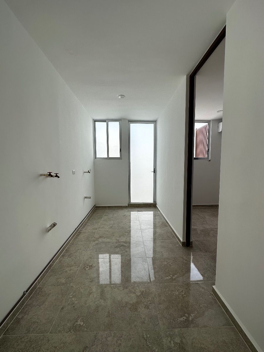 23 de 41: Área de lavado con área de tendido