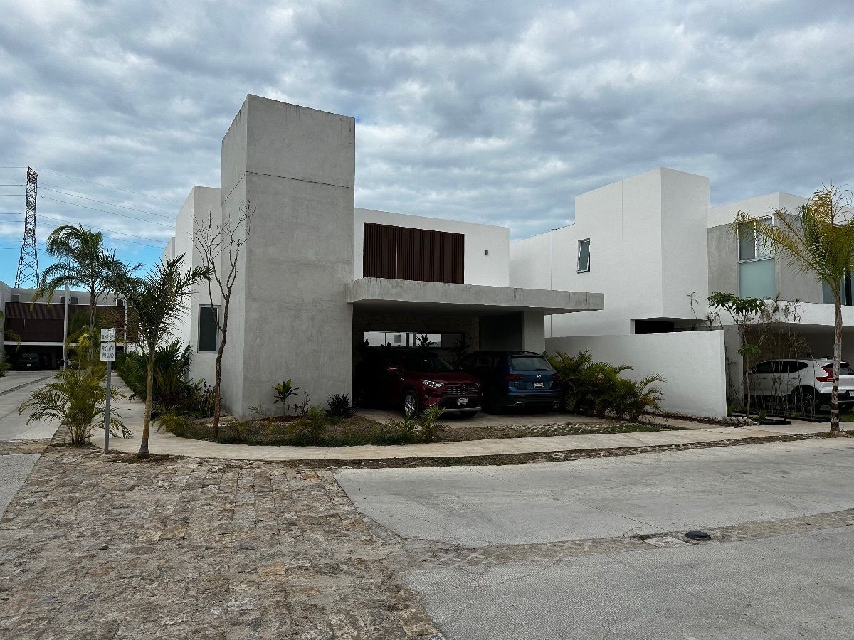 3 de 41: Fachada Principal 
Estacionamiento techado
