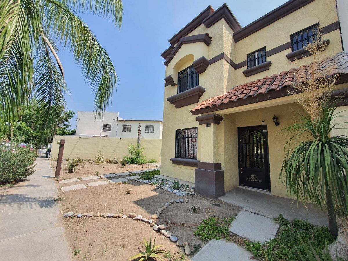 3 de 33: Fachada de casa con excedente de terreno