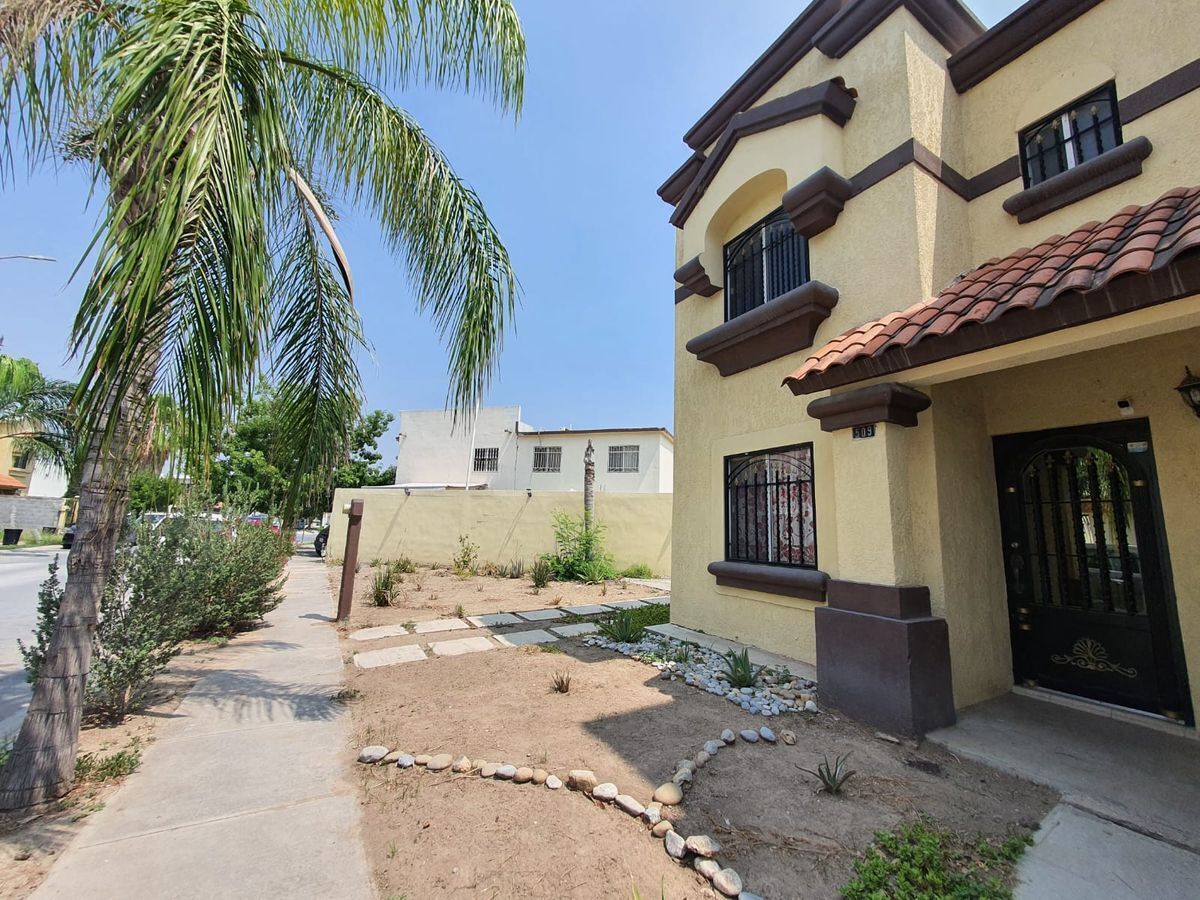 4 de 33: Fachada de casa con excedente de terreno