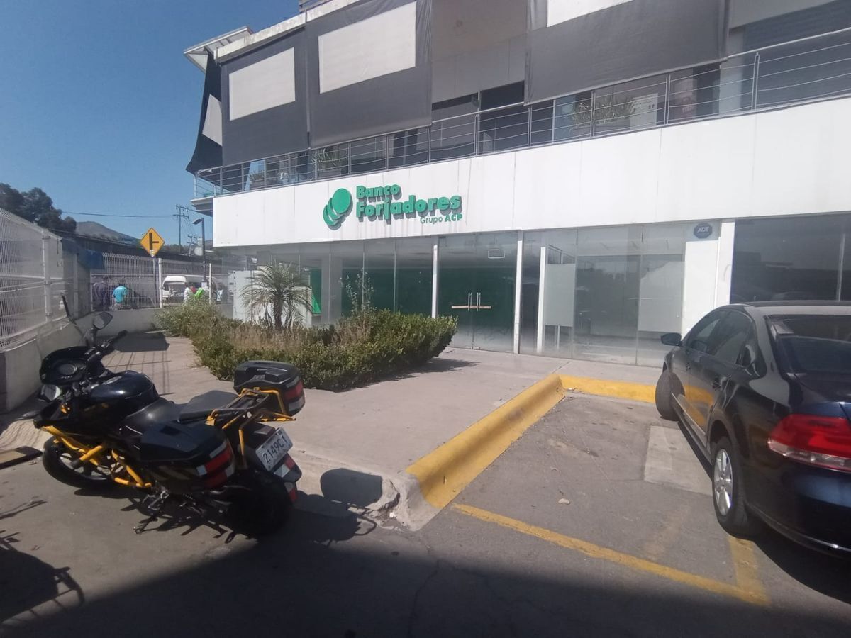 4 de 15: Plaza Comercial con excelente ubicación.
