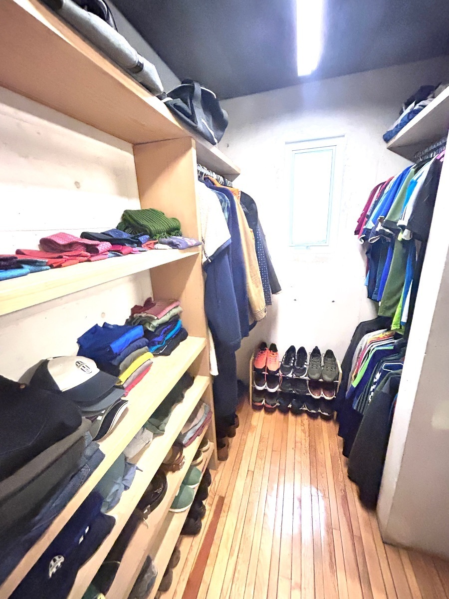 23 de 25: Mucho espacio para ropa